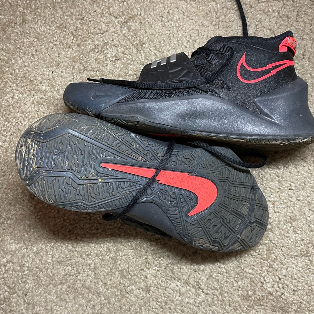 6.5Y Nike Future Court 3 Basketball Shoes Black & Red CT2866-003 - Picture 4 of 11
